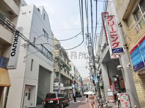 商店街の中に建っています