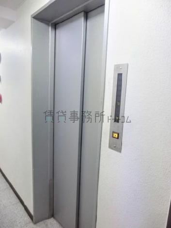 エレベーターの乗り場前