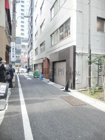隣接する側道奥からの見え方