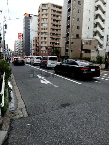日中は車が行き交っています
