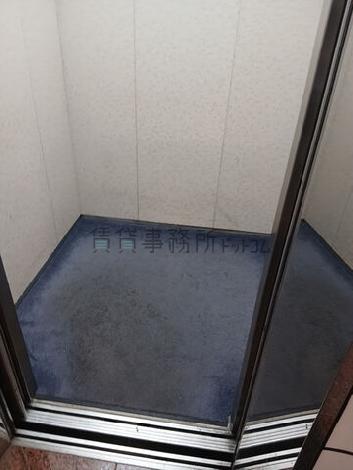 エレベーター内部