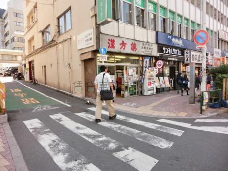 玄関のある側面も通りに面しています