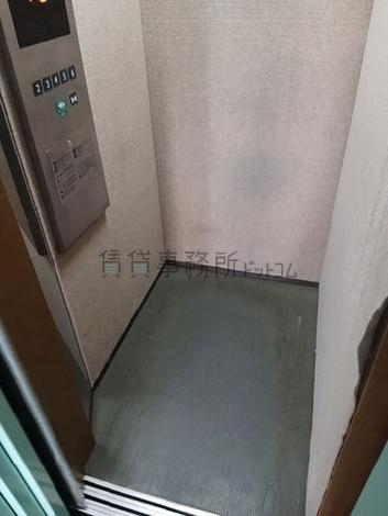 エレベーター内部