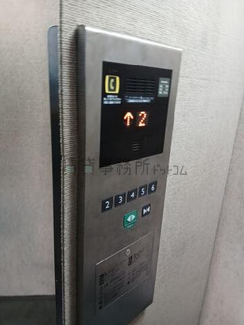 エレベーター４名乗り