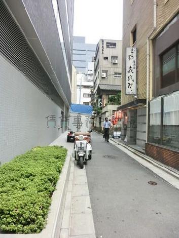 隣接する脇道
