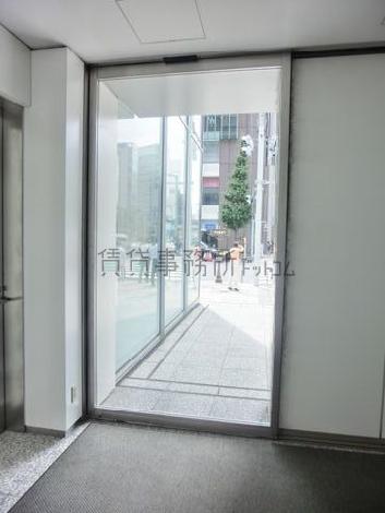 大きなガラス扉