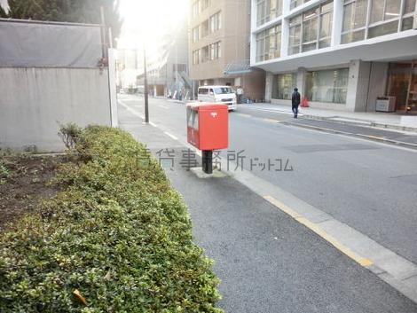 前面道路左側です