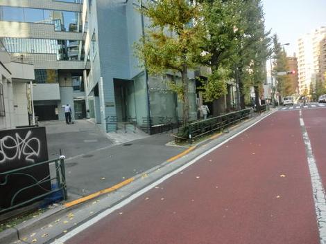 物件全面の明治通りです