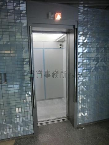エレベーターの中です