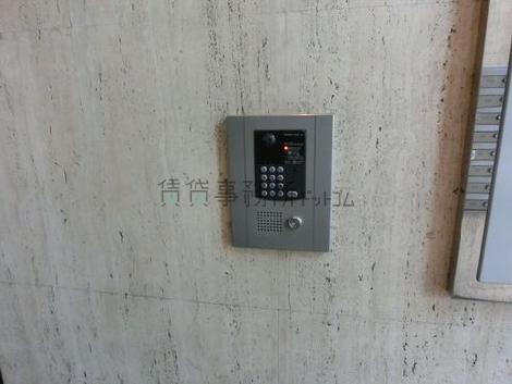 オートロックにより出入りになります。
