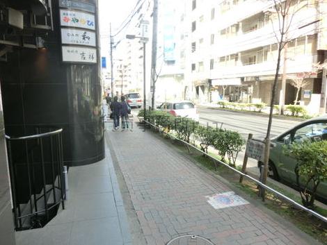 前面道路は比較的車通りが少なめです