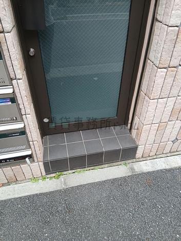 正面玄関前　段差