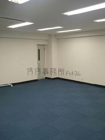 京橋プリズムビルの室内