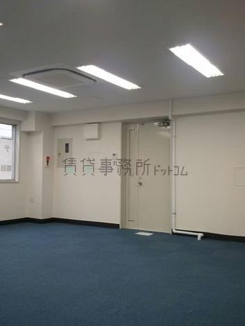 京橋プリズムビルの室内