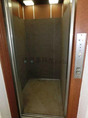 エレベーターの中は標準的な広さです