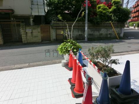 1階エントランスは白いタイルが敷き詰められています
