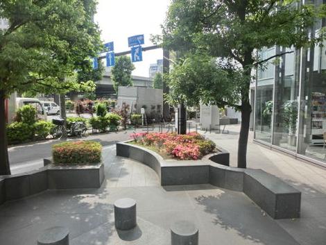 エントランス前の広場