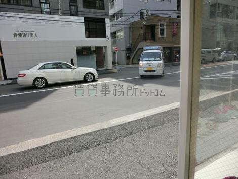 正面道路は広々としていて交通量が多くなっています
