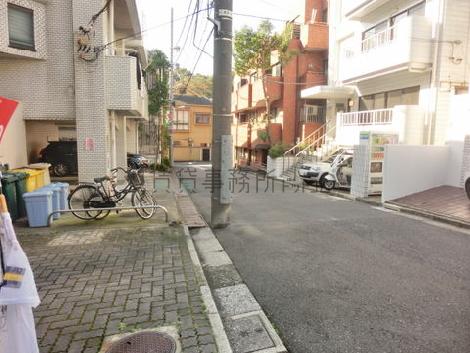 正面入口付近から見た周辺です