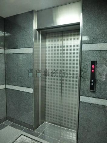 壁のデザインに合わせられたエレベーターですね