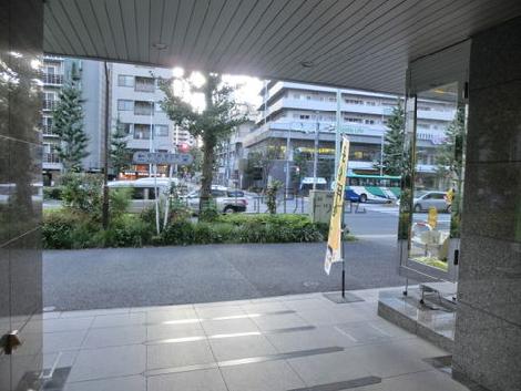 歩道も広々としている為、開放的な雰囲気がございます