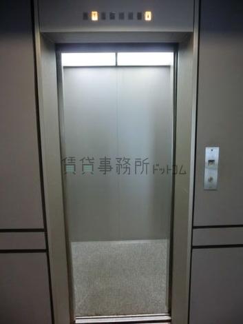 綺麗に清掃されたエレベーター内です