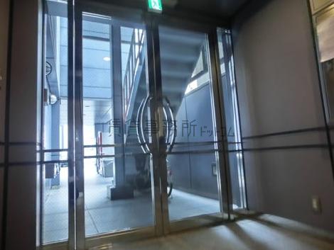 全面ガラス張りで、ホール内に光が入ります