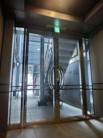 同系色の落ち着いたエントランスホールです