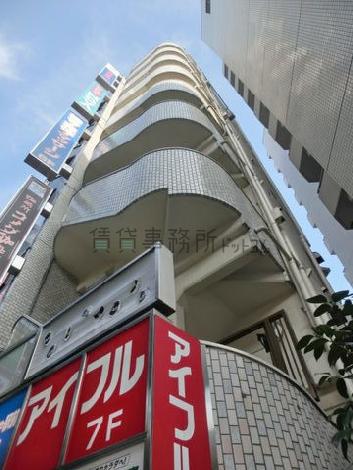 交差点に面して設置されています