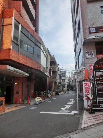 裏側は路地になっています