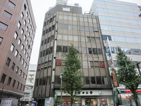 向いの通りから撮影