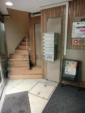 玄関を入るとエレベーターと階段があります