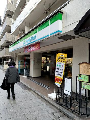 １階にはコンビニ
