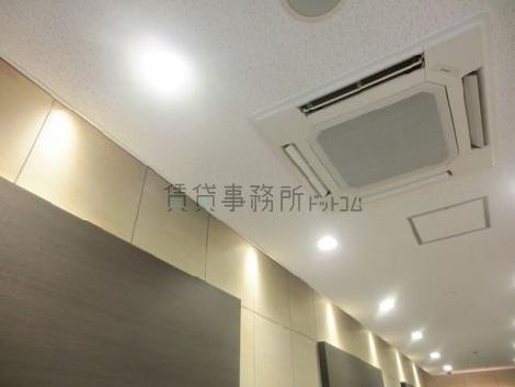 エントランスに空調がございます
