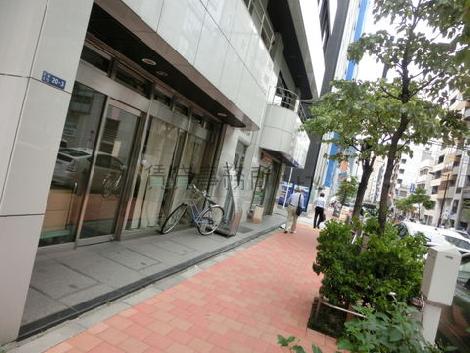 しっかり舗装された前面道路
