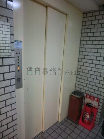 白いエレベーター扉