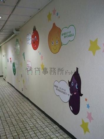 エントランスの内壁にはアートが施されています