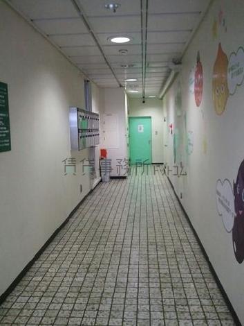 奥行きのあるエントランスです