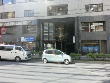 前面道路は広くゆとりがあります