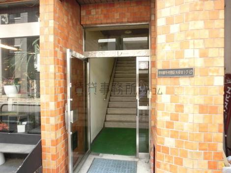 物件の正面玄関です