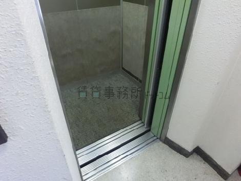 エレベーター内の床写真です