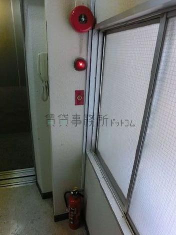 消火器と警報機です