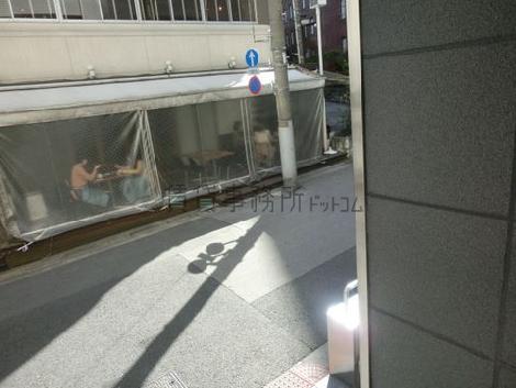 前面道路は1方通行になってます