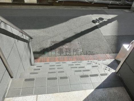 エントランス手前の階段は幅を広く設けられてます