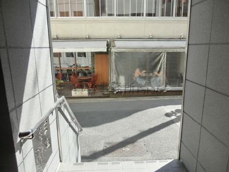 前面道路は比較的交通量が少ないです