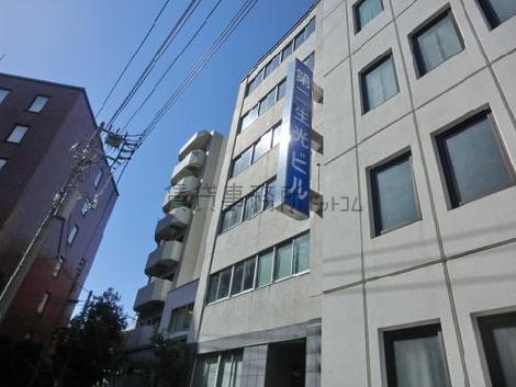 エントランス上部に袖看板があります
