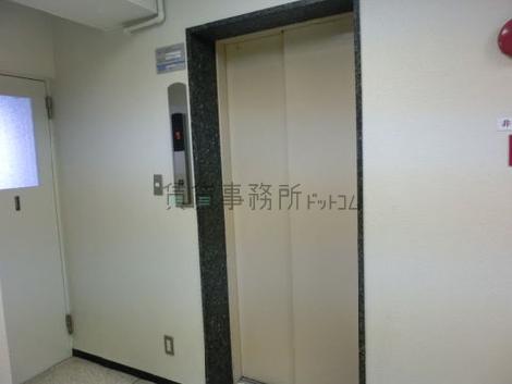 6人乗りのエレベーターが1基あります