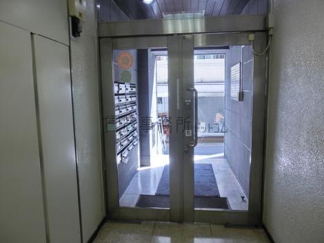 重厚感のある玄関扉です
