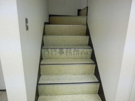 階段の幅は多少狭目になってます