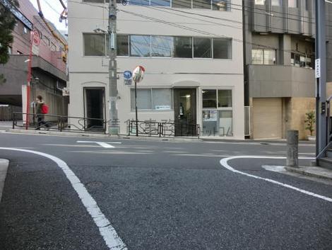 Ｔ字路にございます